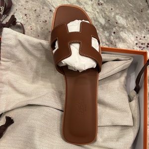 Hermes Oran Sandal. Size 38.5. Purchased from website. Considered gold online.